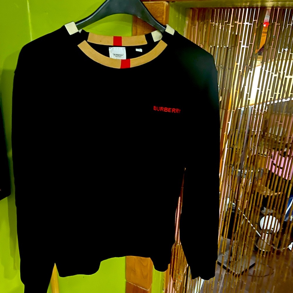 Burberry sweatshirt can be worn by man or woman